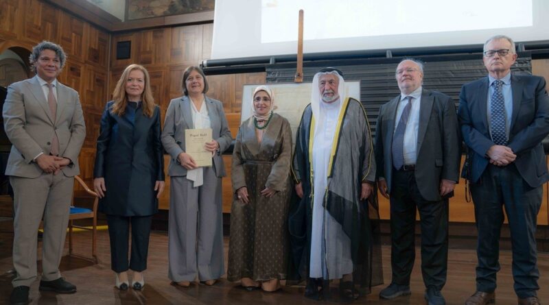 حاكم الشارقة يهدي جامعة القلب المقدس الكاثوليكية في ميلانو مخطوطاً تاريخياً نادراً وكتاب “مرسوم بابوي”